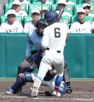 ８回、同点の押し出し死球を受ける花咲徳栄・岩井虹太郎（撮影・中田匡峻）