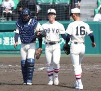 ８回、花咲徳栄・岩井虹太郎に同点押し出し死球を与え、悔しそうな表情を見せる東洋大姫路・下山大翔（中央）＝撮影・中田匡峻