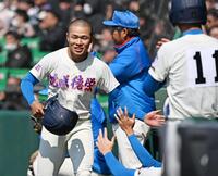 ８回、打者鈴木の遊ゴロで生還しナインに迎えられる代走の二走更科（左）