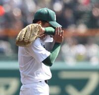 ５回、３失点し、顔を覆う高知農・山下蒼生（撮影・中田匡峻）