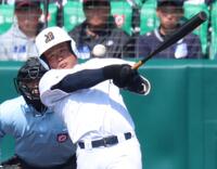 ５回、秦が左中間に適時三塁打を放つ