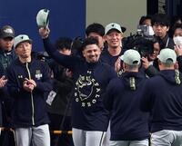 マチャド（中央）は、ＷＢＣでベネズエラ代表として優勝に貢献し、オリックスナインから祝福され笑顔を見せる（撮影・山口登）