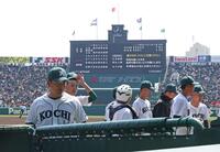 ５回を終え、６点差に広げられた高知農・下坂充洋監督（左端）ら高知農ナイン（撮影・中田匡峻）