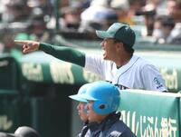 ４回、ベンチから指示を出す高知農・下坂充洋監督（撮影・中田匡峻）