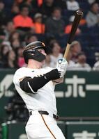 １回、キャベッジは右越えに先頭打者本塁打を放つ（撮影・佐藤厚）