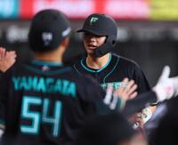 １回、生還し、ナインに迎えられる郡司（撮影・中島達哉）