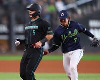 １回、一、二塁間で挟まれ、アウトになる野村（撮影・中島達哉）