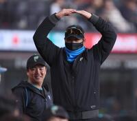 １回、先制となる遊ゴロを放ったレイエスに「○」のポーズをとる新庄監督（撮影・中島達哉）