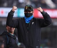 １回、先制となる遊ゴロを放ったレイエスに両手でガッツポーズをとる新庄監督（撮影・中島達哉）