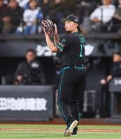 ５回を最小失点で抑え、ベンチに戻る伊藤（撮影・中島達哉）