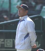 ５回、戦況を見つめる北照・上林弘樹監督（撮影・中田匡峻）