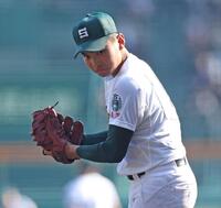 完封勝利を挙げ、小さくグラブをたたく専大松戸・門倉昂大（撮影・中田匡峻）