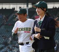 北照に勝利し、少し和らいだ表情であいさつに向かう専大松戸・持丸修一監督（左）＝撮影・中田匡峻