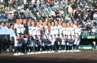 ２回戦進出を決め、校歌を歌う専大松戸ナイン（撮影・開出牧）