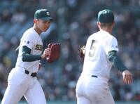 ６回を投げ終え、三塁手の専大松戸・苅部礼翔（右）とタッチを交わす門倉昂大（撮影・中田匡峻）