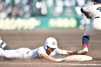 ６回、セーフティーバントで内野安打。一塁へヘッドスライディングする長谷川大納（撮影・開出牧）