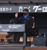 ５回を投げ終えた伊藤に「チェンジ」のジェスチャーをする新庄監督（撮影・中島達哉）