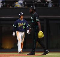 ７回、同点を許したラオ（撮影・中島達哉）