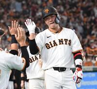 ６回、坂本は左越えに２ランを放ち、笑顔でベンチに戻る（撮影・佐藤厚）