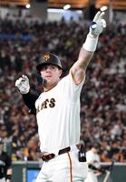 １回・キャベッジは右越えに先頭打者本塁打を放ち、お得意のポーズ（撮影・佐藤厚）