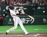 ６回、坂本は左越えに２ランを放つ（撮影・佐藤厚）