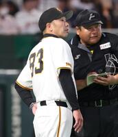 ５回を終了し、選手交代を告げる阿部監督