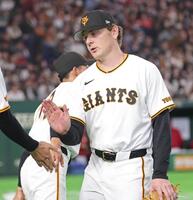 ５回を抑え、ベンチに戻るハワード