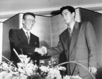 入団もしていないのに巨人のＶ祝勝会に出席、藤田元司監督（左）と握手をする巨人ドラフト１位指名の上宮高校・元木大介＝９０年１月撮影