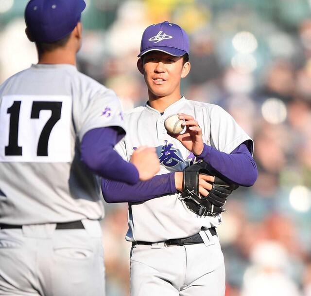 ８回途中で降板し、２番手の菅原（１７）にボールを渡す花巻東・萬谷