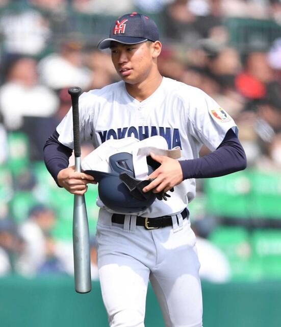 攻撃を終えたナインのバットやヘルメットをベンチに持ち帰る横浜・古畑（撮影・開出牧）