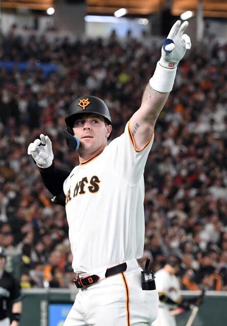 巨人 1番キャベッジが特大の先頭打者弾