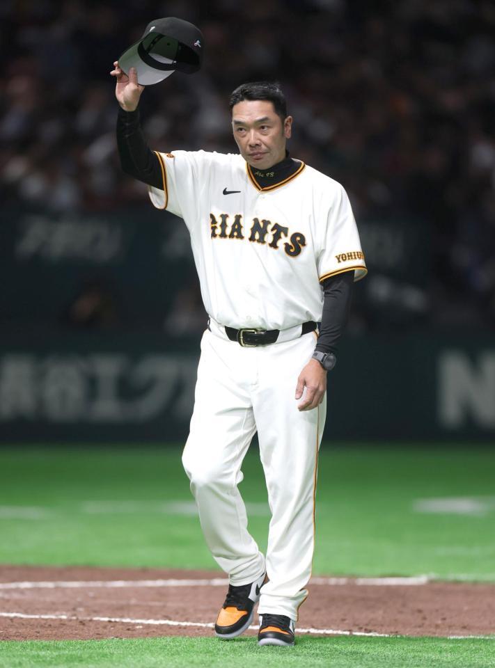 歓声に応える阿部監督（撮影・石井剣太郎）