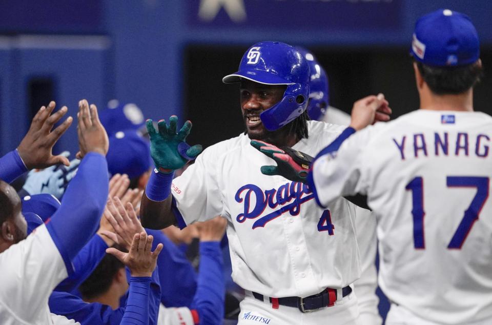 　２回、３ランを放ち、ベンチで迎えられる中日・カリステ