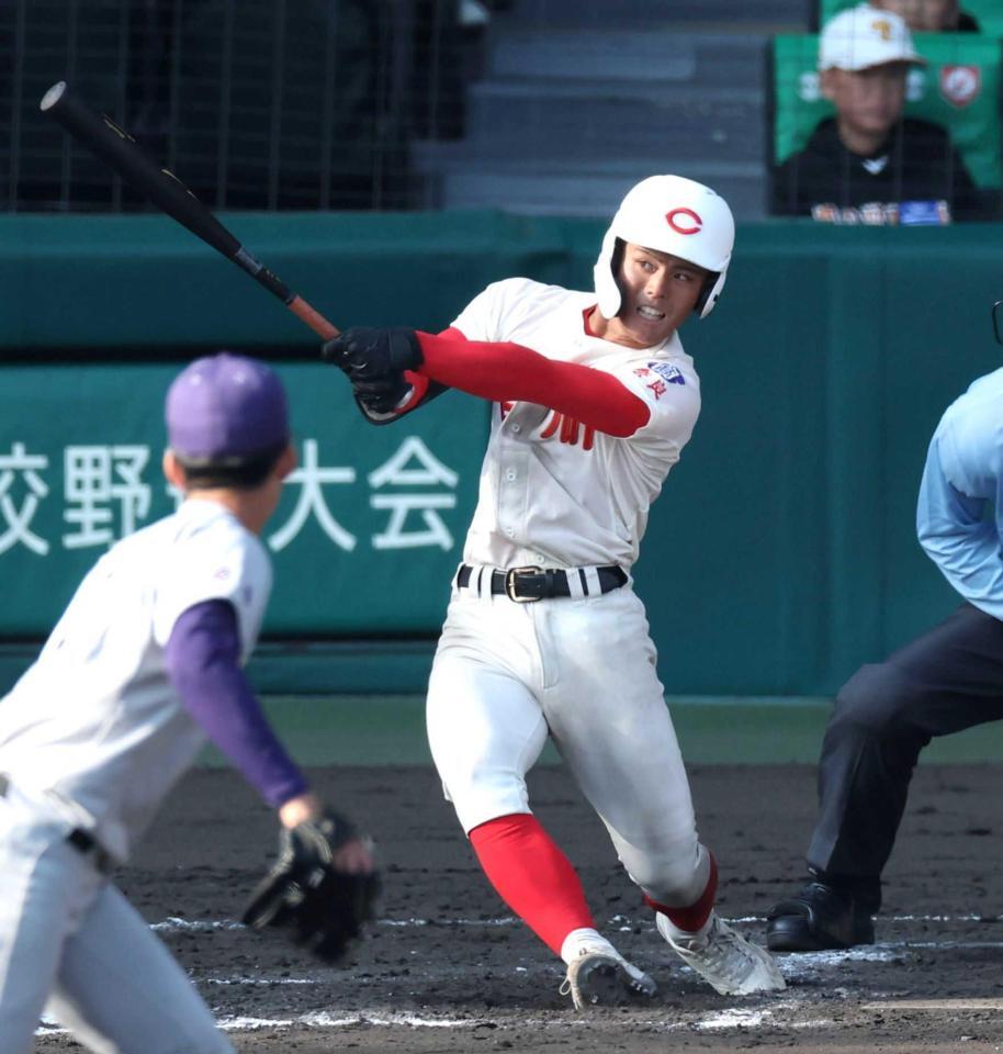 ７回、花巻東・萬谷（手前）から適時三塁打を放つ智弁学園・角谷（撮影・中田匡峻）