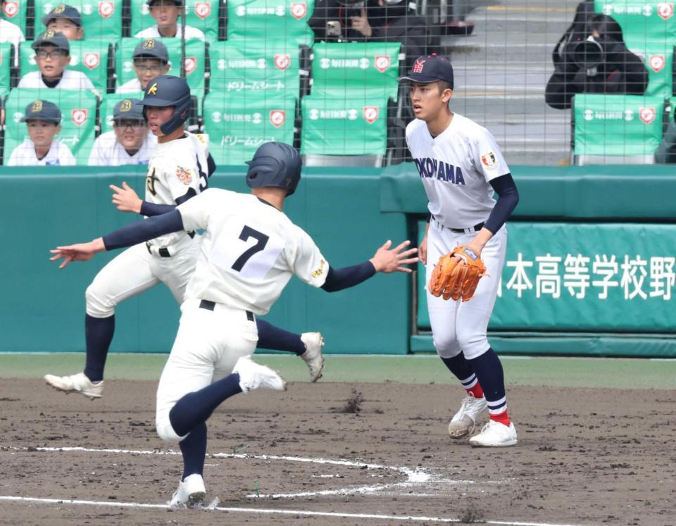 ３回、追加点を許す横浜・織田（右）＝撮影・中田匡峻