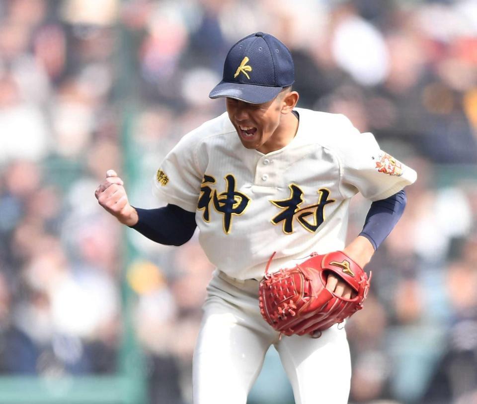 　９回、林田を空振り三振に仕留めガッツポーズで雄たけびを上げる神村学園・龍頭