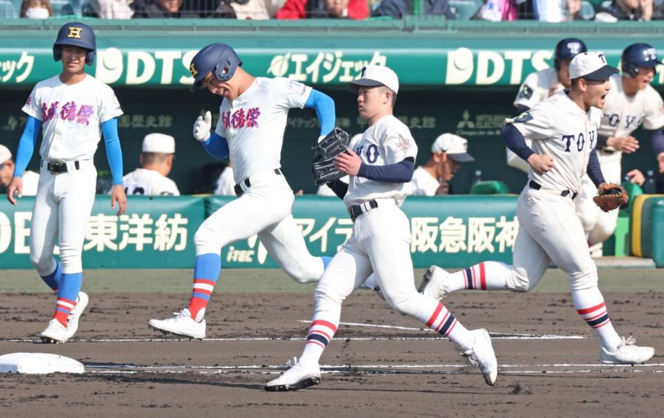 １回、花咲徳栄・笹崎昌久（中央左）を一ゴロに抑え、初回を三者凡退で終えた東洋大姫路・下山大翔（中央右）は小さくグラブをたたく（撮影・中田匡峻）
