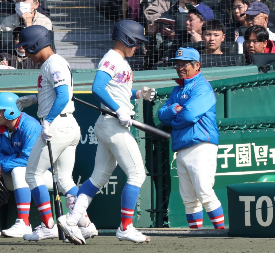 ４回、空振り三振に倒れた花咲徳栄・岩井虹太郎（中央）に声をかける花咲徳栄・岩井隆監督（右）＝撮影・中田匡峻