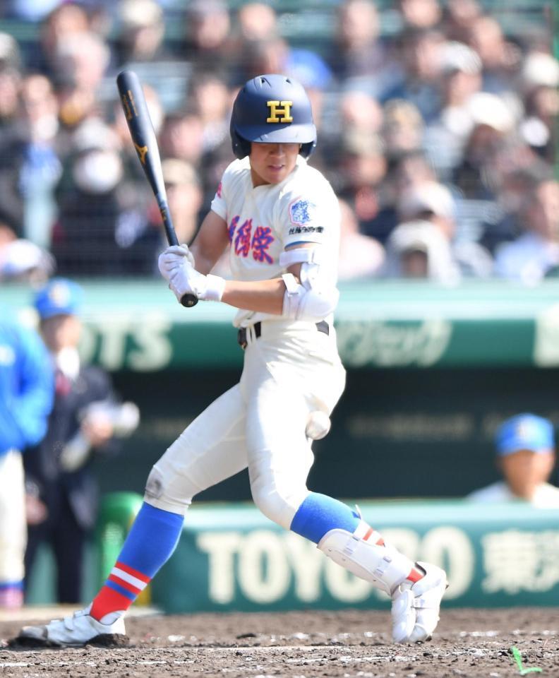 ８回、押し出し死球を受ける岩井虹太郎（撮影・開出牧）