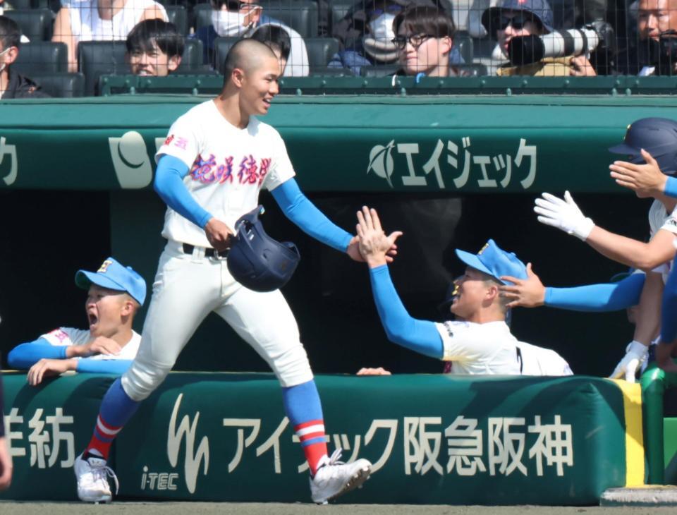 ８回、花咲徳栄・鈴木琢磨の遊ゴロで二走の花咲徳栄・山田蒼二郎は生還し、ナインとタッチを交わす（撮影・中田匡峻）