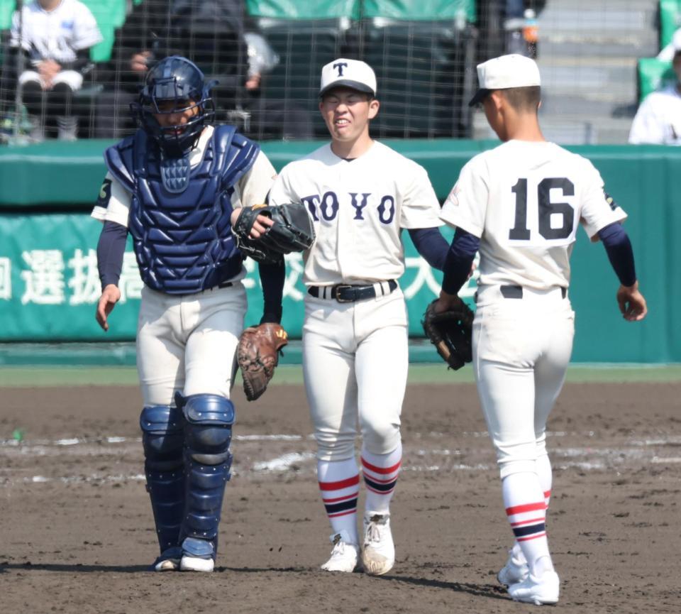 ８回、花咲徳栄・岩井虹太郎に同点押し出し死球を与え、悔しそうな表情を見せる東洋大姫路・下山大翔（中央）＝撮影・中田匡峻