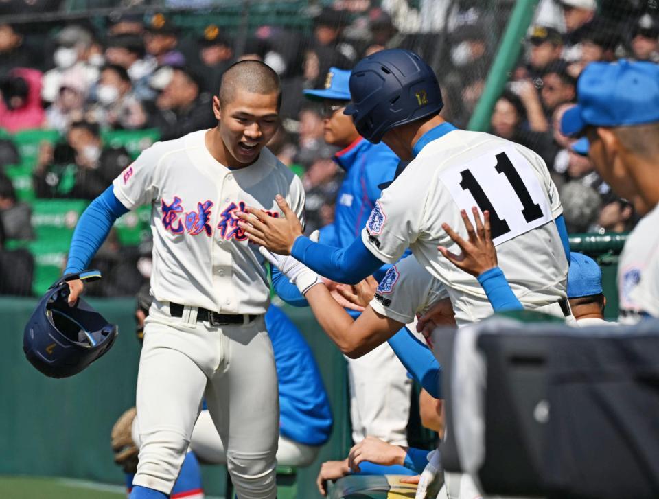 ８回、打者鈴木の遊ゴロで生還しナインに迎えられる代走の二走更科（左）