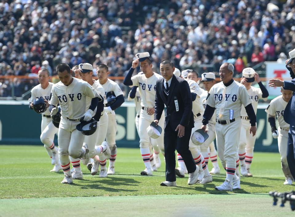 花咲徳栄に惜敗し引き揚げる東洋大姫路ナイン。右手前は岡田龍生監督（撮影・開出牧）