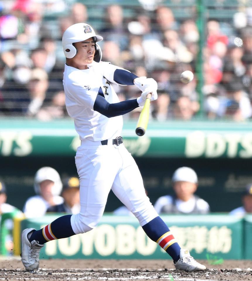 ２回、先制の右犠飛を放つ染谷崇史（撮影・開出牧）