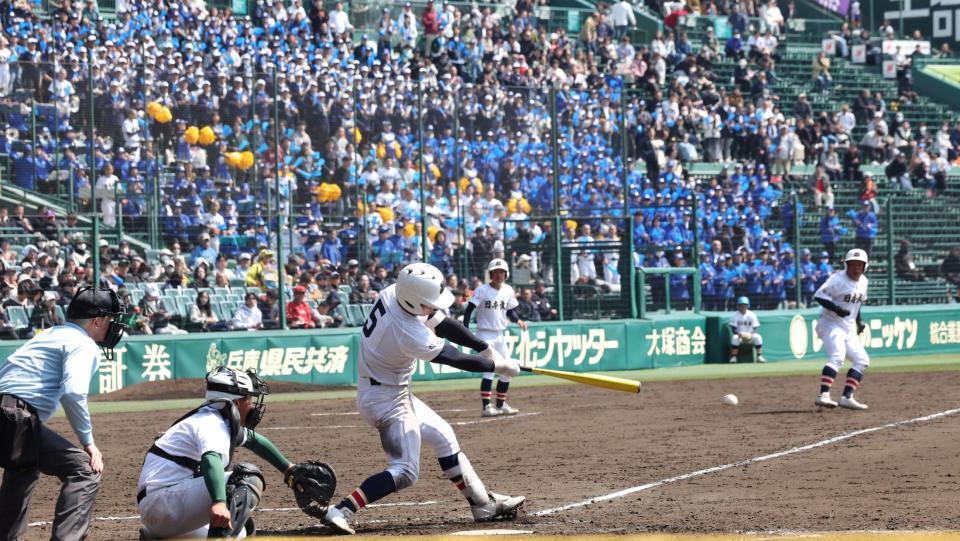 ５回、応援団を背に適時打を放つ日本文理・渡部倖成（撮影・中田匡峻）