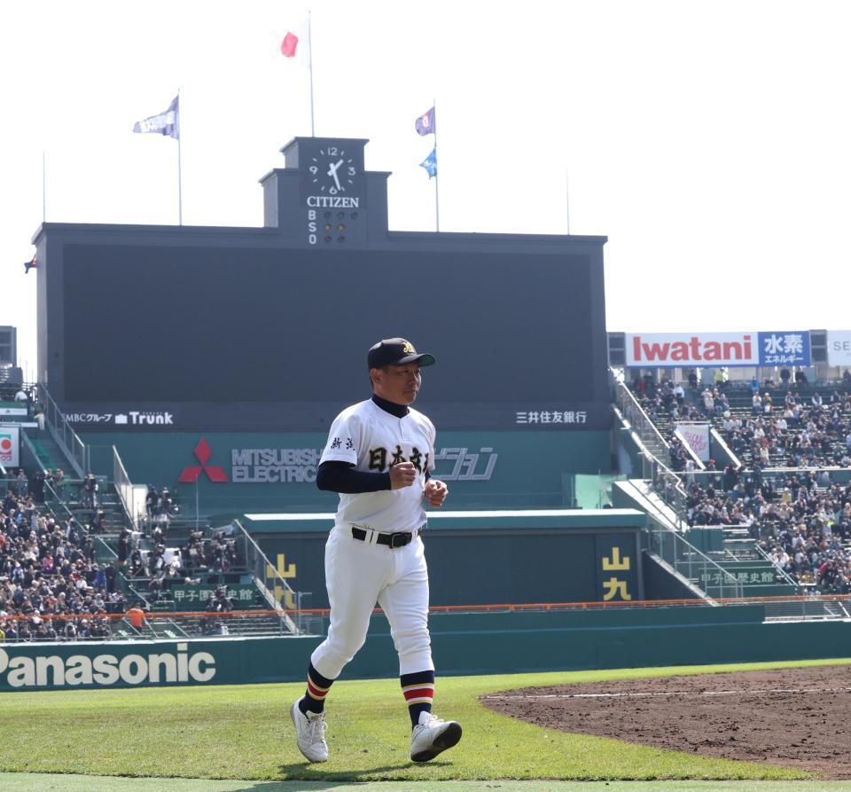 高知農を破り、甲子園初勝利を挙げた日本文理・鈴木崇監督（撮影・中田匡峻）