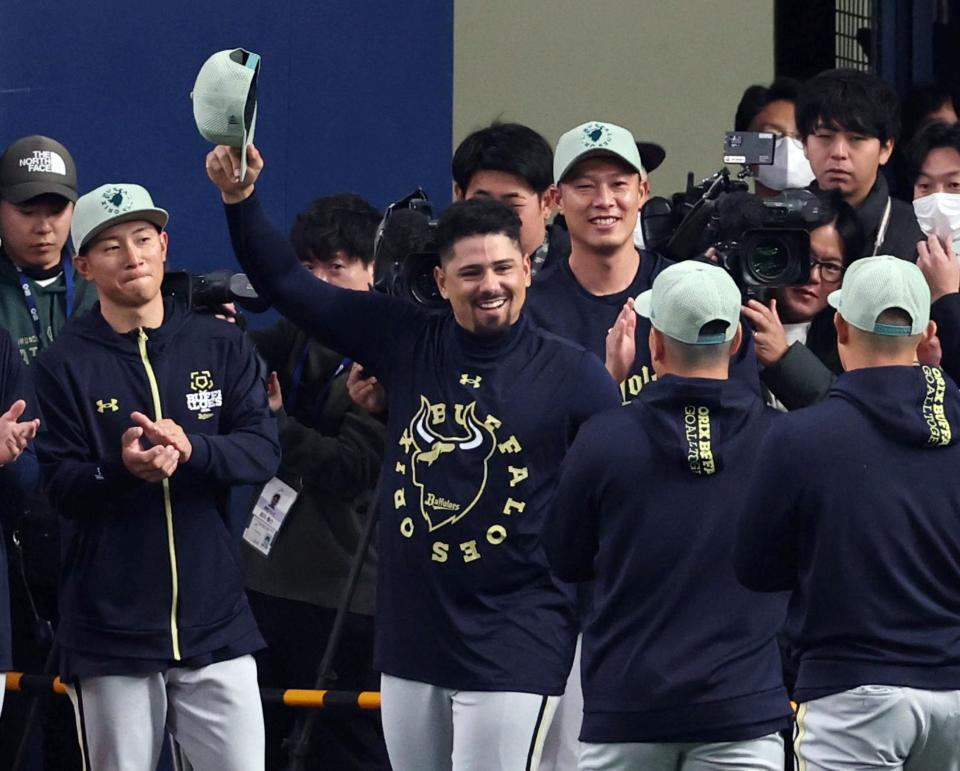 マチャド（中央）は、ＷＢＣでベネズエラ代表として優勝に貢献し、オリックスナインから祝福され笑顔を見せる（撮影・山口登）