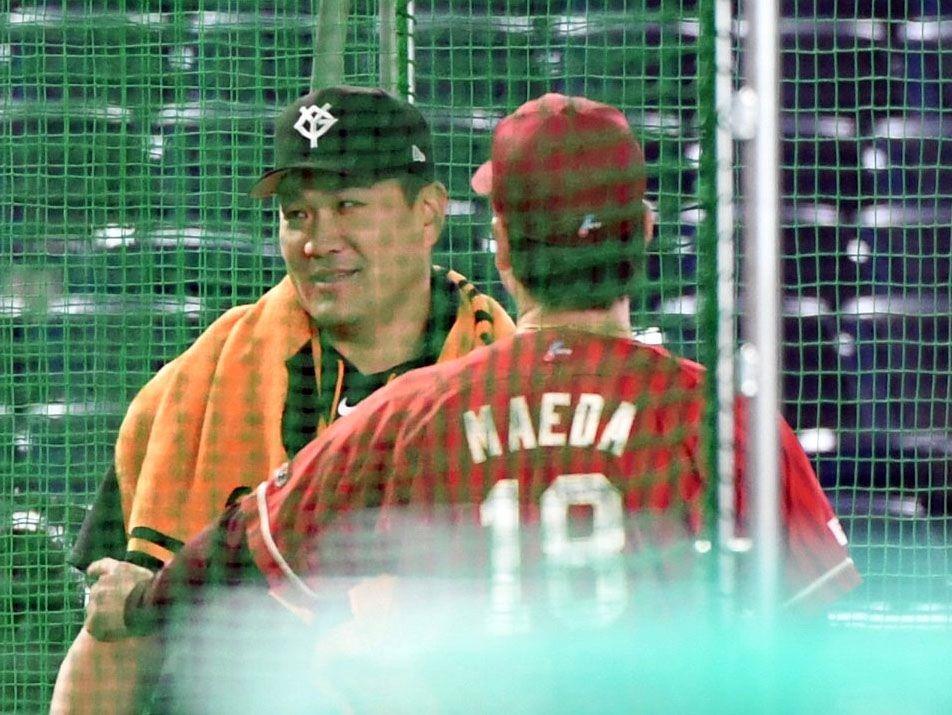 談笑する田中将（左）と前田健（撮影・佐藤厚）