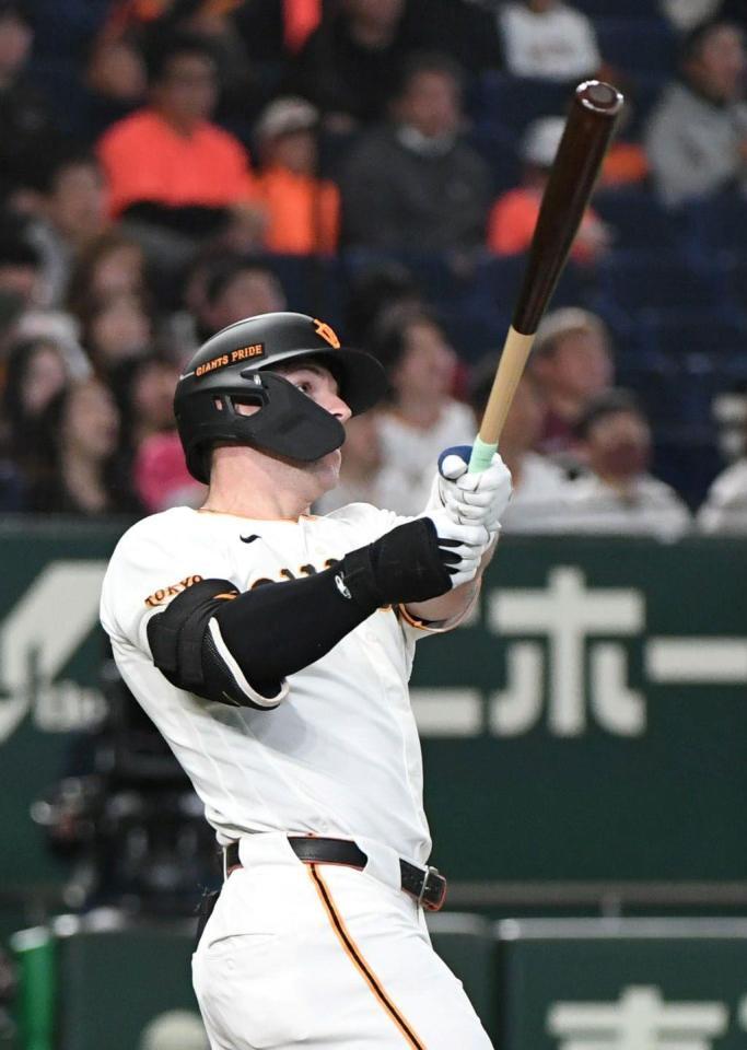 １回、キャベッジは右越えに先頭打者本塁打を放つ（撮影・佐藤厚）