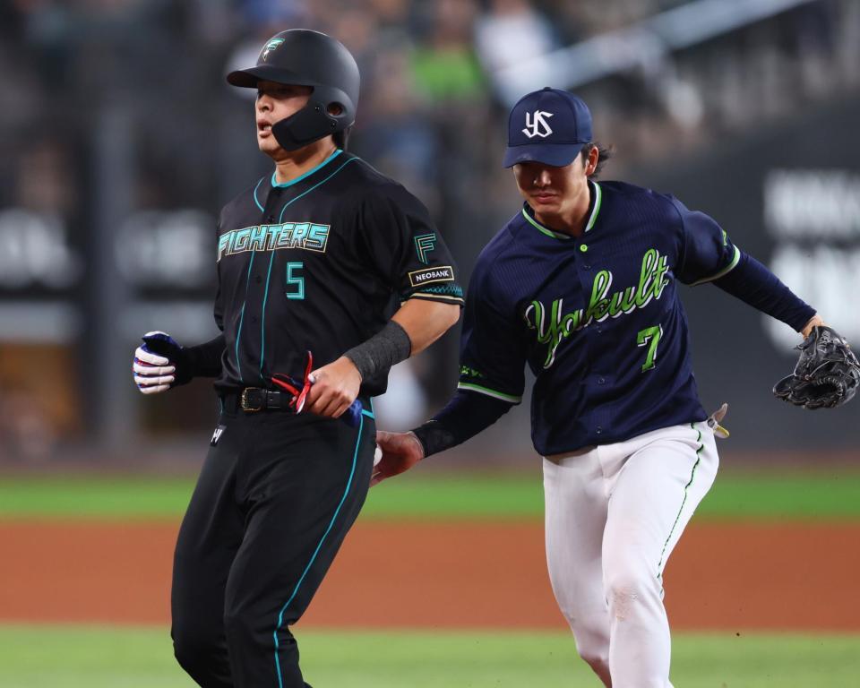 １回、一、二塁間で挟まれ、アウトになる野村（撮影・中島達哉）